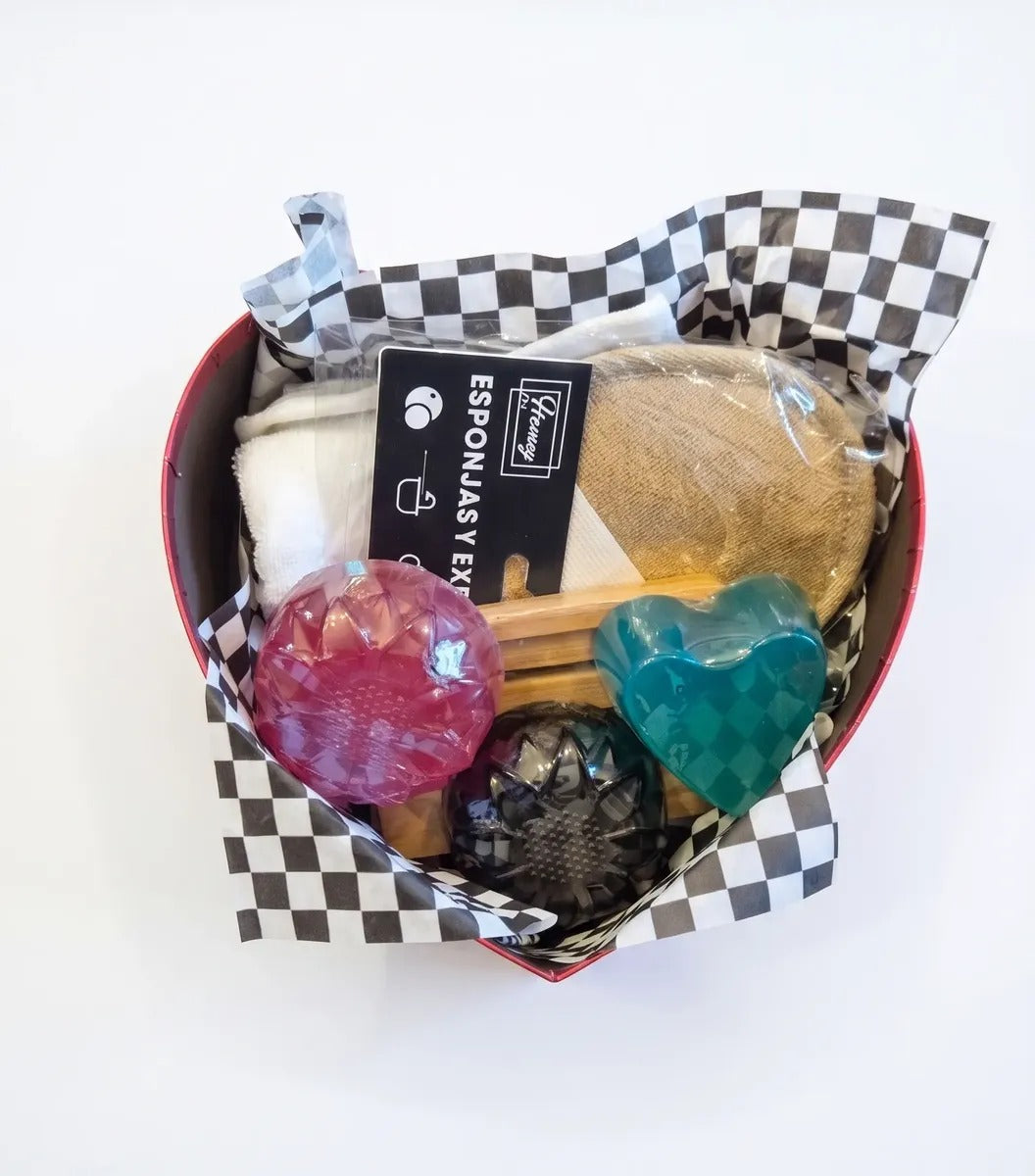 Caja corazón abierta con jabones artesanales, esponja, toalla y jabonera de bambú