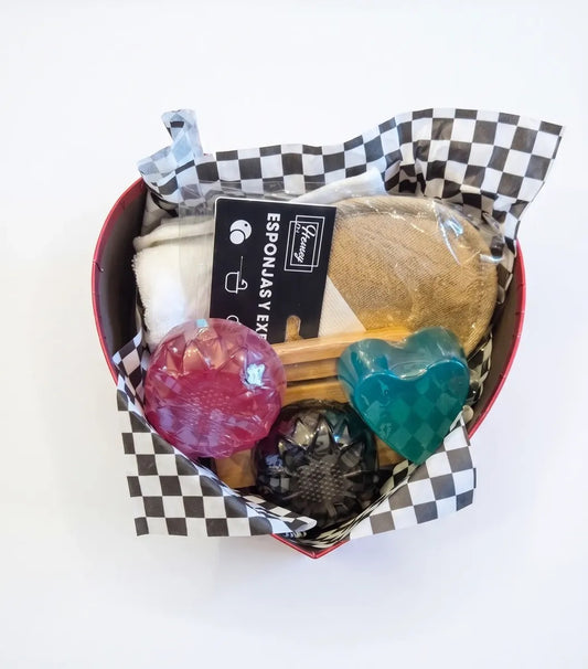 Caja corazón abierta con jabones artesanales, esponja, toalla y jabonera de bambú