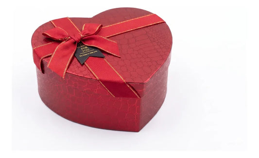 Caja de regalo roja con forma de corazón