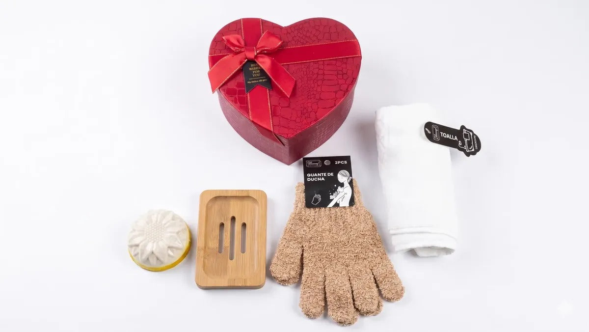 Caja corazón roja con jabón artesanal, jabonera de bambú, guante exfoliante y toalla